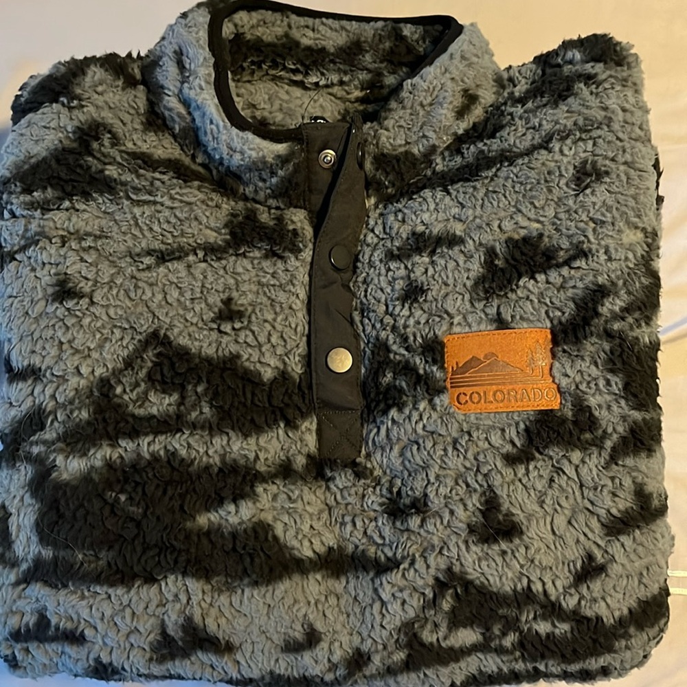 Men’s fleece pullover.